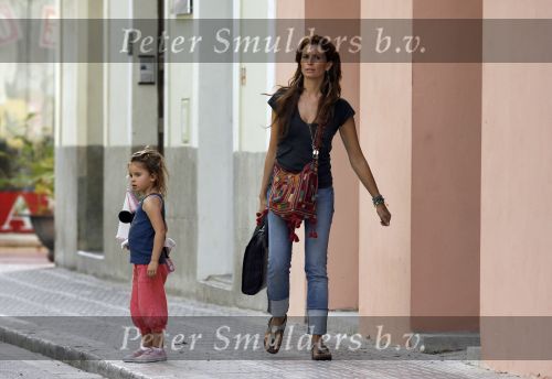 Ibiza 8 juli 2007
Marco Borsato en Leontine Borsato op vakantie met hun kinderen Luca Senna en Jada op ibiza.