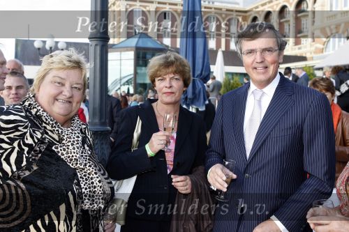 Scheveningen 1 juli 2007
Optreden van il divo bij het kurhaus georganiseerd door het holland casino.Loek Hermans met vrouw en erica terpstra