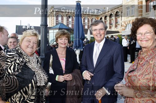 Scheveningen 1 juli 2007
Optreden van il divo bij het kurhaus georganiseerd door het holland casino.Loek Hermans met vrouw en erica terpstra