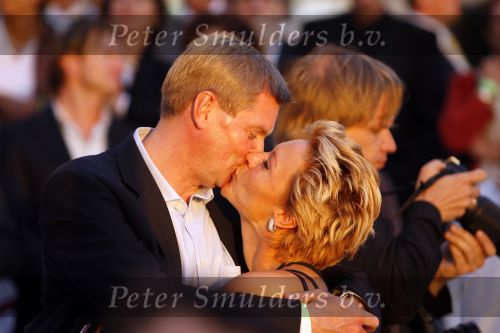 Scheveningen 1 juli 2007
Mariska v Kolck verliefd en kussend met haar man Knut.