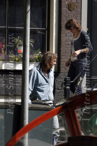 Amsterdam 30 juni 2007
Matthijs v Nieuwkerk met zijn vrouw voor hun huis.