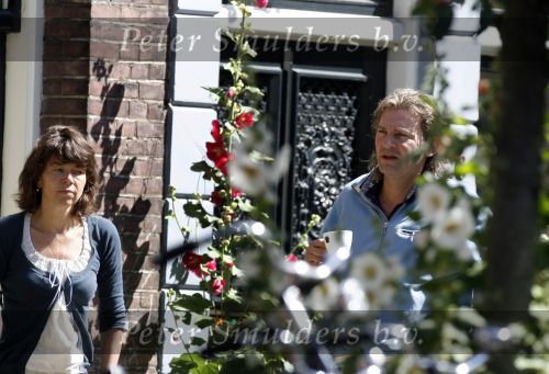 Amsterdam 30 juni 2007
Matthijs v Nieuwkerk met zijn vrouw voor hun huis.