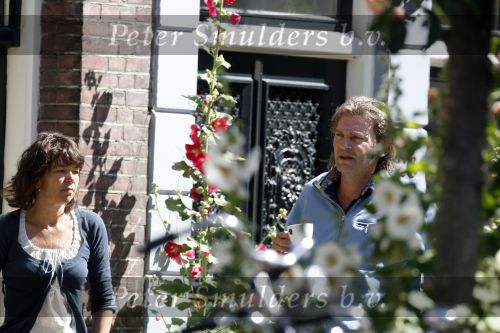 Amsterdam 30 juni 2007
Matthijs v Nieuwkerk met zijn vrouw voor hun huis.