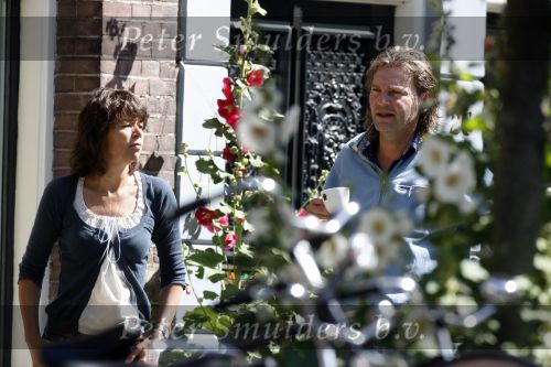 Amsterdam 30 juni 2007
Matthijs v Nieuwkerk met zijn vrouw voor hun huis.