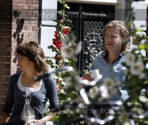 Amsterdam 30 juni 2007
Matthijs v Nieuwkerk met zijn vrouw voor hun huis.
