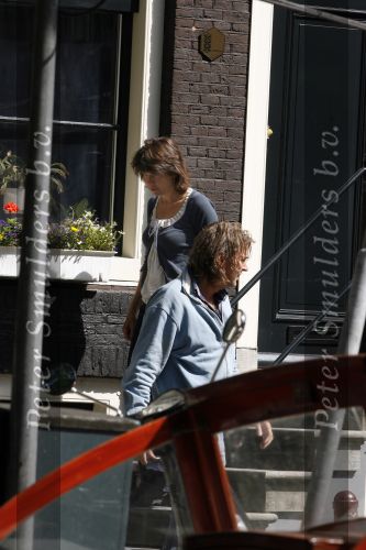 Amsterdam 30 juni 2007
Matthijs v Nieuwkerk met zijn vrouw voor hun huis.