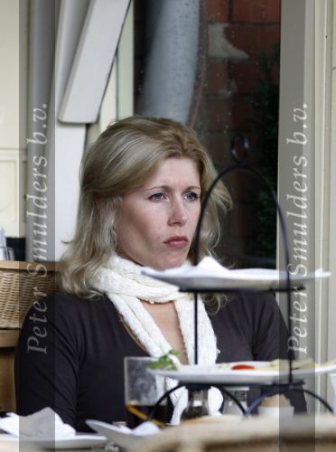 Amsterdam 10 juli 2007
Maud Mulder (idols) op terras met muziek producer.