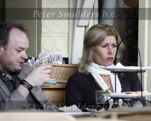 Amsterdam 10 juli 2007
Maud Mulder (idols) op terras met muziek producer.