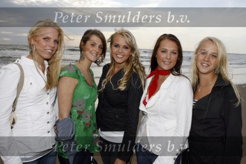 Bergen aan Zee 4 juli 2007
Tros zomerfeesten in bergen aan zee. Monique Smit met vriendinnen