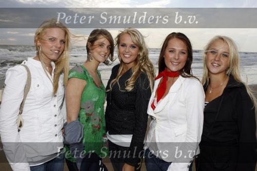 Bergen aan Zee 4 juli 2007
Tros zomerfeesten in bergen aan zee. Monique Smit met vriendinnen