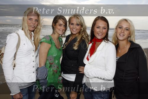 Bergen aan Zee 4 juli 2007
Tros zomerfeesten in bergen aan zee. Monique Smit met vriendinnen