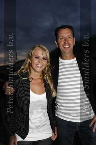 Bergen aan Zee 4 juli 2007
Tros zomerfeesten in bergen aan zee. Monique Smit met vader Ruud