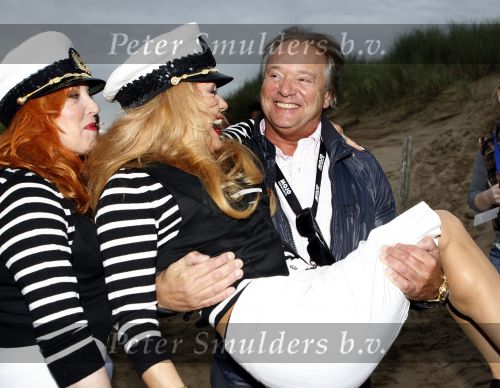Bergen aan zee 4 juli 2007
Patricia Paay wordt naar het podium gedragen door beveiliging en John v Katwijk.Tros Zomerfeesten