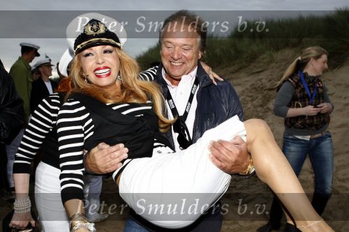 Bergen aan zee 4 juli 2007
Patricia Paay wordt naar het podium gedragen door beveiliging en John v Katwijk.Tros Zomerfeesten