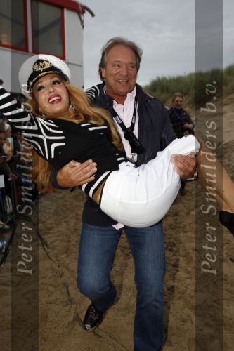 Bergen aan zee 4 juli 2007
Patricia Paay wordt naar het podium gedragen door beveiliging en John v Katwijk.Tros Zomerfeesten