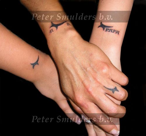 Vlnr Andre Hazes Jr., Rachel Hazes en Roxeanne Hazesmet hun tatoeages.