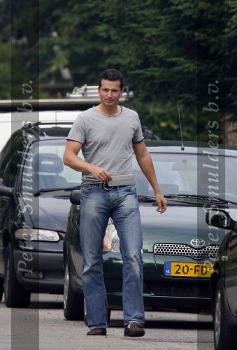 Muiderberg 22 juni 2007
Richard Krajicek brengt zijn kinderen emma en Alec naar school.