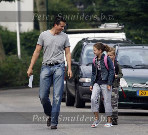 Muiderberg 22 juni 2007
Richard Krajicek brengt zijn kinderen emma en Alec naar school.
