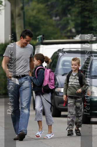 Muiderberg 22 juni 2007
Richard Krajicek brengt zijn kinderen emma en Alec naar school.
