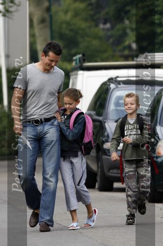 Muiderberg 22 juni 2007
Richard Krajicek brengt zijn kinderen emma en Alec naar school.