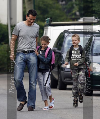 Muiderberg 22 juni 2007
Richard Krajicek brengt zijn kinderen emma en Alec naar school.