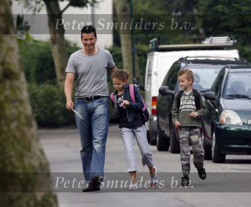 Muiderberg 22 juni 2007
Richard Krajicek brengt zijn kinderen emma en Alec naar school.