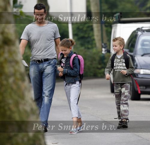 Muiderberg 22 juni 2007
Richard Krajicek brengt zijn kinderen emma en Alec naar school.