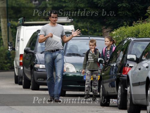 Muiderberg 22 juni 2007
Richard Krajicek brengt zijn kinderen emma en Alec naar school.