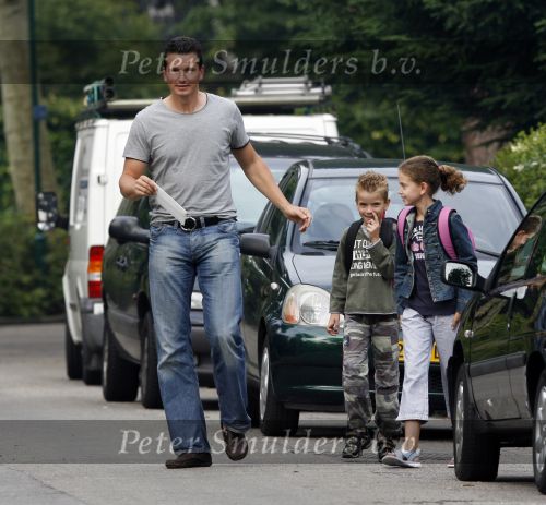 Muiderberg 22 juni 2007
Richard Krajicek brengt zijn kinderen emma en Alec naar school.