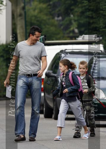 Muiderberg 22 juni 2007
Richard Krajicek brengt zijn kinderen emma en Alec naar school.