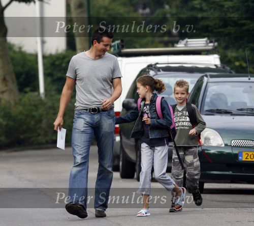 Muiderberg 22 juni 2007
Richard Krajicek brengt zijn kinderen emma en Alec naar school.