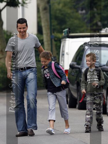 Muiderberg 22 juni 2007
Richard Krajicek brengt zijn kinderen emma en Alec naar school.