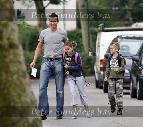Muiderberg 22 juni 2007
Richard Krajicek brengt zijn kinderen emma en Alec naar school.