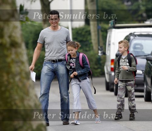 Muiderberg 22 juni 2007
Richard Krajicek brengt zijn kinderen emma en Alec naar school.