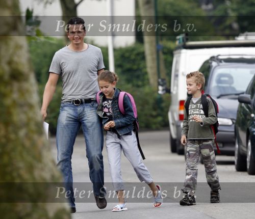 Muiderberg 22 juni 2007
Richard Krajicek brengt zijn kinderen emma en Alec naar school.