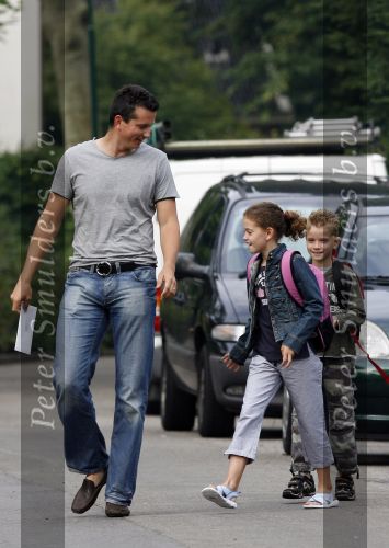 Muiderberg 22 juni 2007
Richard Krajicek brengt zijn kinderen emma en Alec naar school.