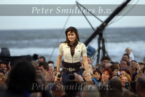 Bergen aan Zee 4 juli 2007
Roxeanne Hazes bij Tros zomerfeesten met Rachel Thomas Berge en Gerard Joling.