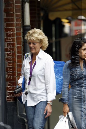 Amsterdam 10 juli 2007
Simone Kleinsma doet boodschappen op de cornelis schuytstraat.