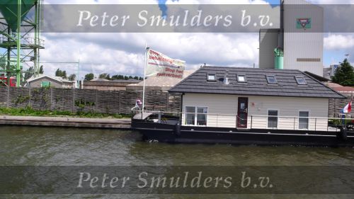 Harderwijk, 5 Juli 2007
Een huis op het water met een vlag \