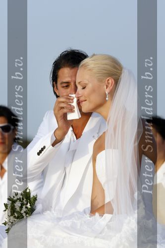 Ibiza 7 juli 2007
Yfke Sturm en haar man Imad Izemrane trouwen op het strand .
Peter Smulders bv