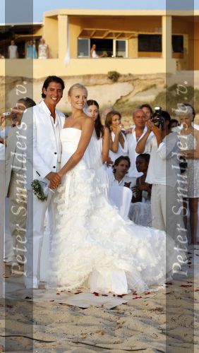Ibiza 7 juli 2007
Yfke Sturm en haar man Imad Izemrane trouwen op het strand .