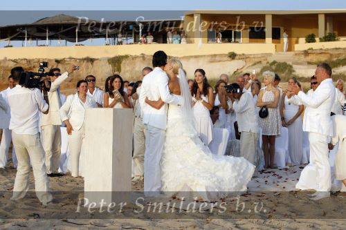 Ibiza 7 juli 2007
Yfke Sturm en haar man Imad Izemrane trouwen op het strand .