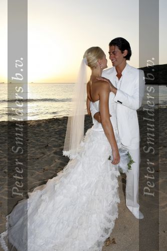 Ibiza 7 juli 2007
Yfke Sturm en haar man Imad Izemrane trouwen op het strand .