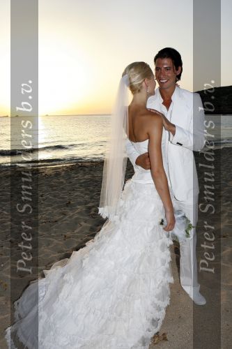 Ibiza 7 juli 2007
Yfke Sturm en haar man Imad Izemrane trouwen op het strand .