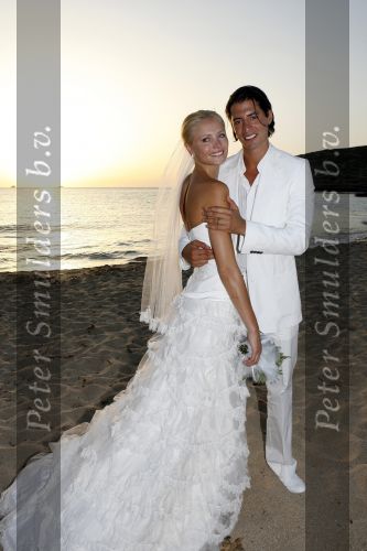 Ibiza 7 juli 2007
Yfke Sturm en haar man Imad Izemrane trouwen op het strand .