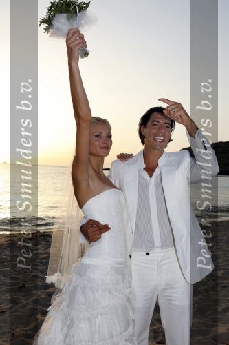 Ibiza 7 juli 2007
Yfke Sturm en haar man Imad Izemrane trouwen op het strand .
