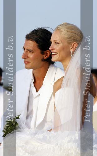 Ibiza 7 juli 2007
Yfke Sturm en haar man Imad Izemrane trouwen op het strand .