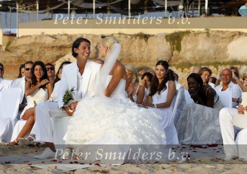 Ibiza 7 juli 2007
Yfke Sturm en haar man Imad Izemrane trouwen op het strand .