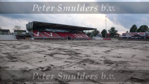 Spakenburg, 3 Juli 2007
Het veld van v.v. Ijsselmeervogels is onder construction omdat ze in het nieuwe seizoen gaan spelen op kunstgras in navolging van hun buren v.v. Spakenburg