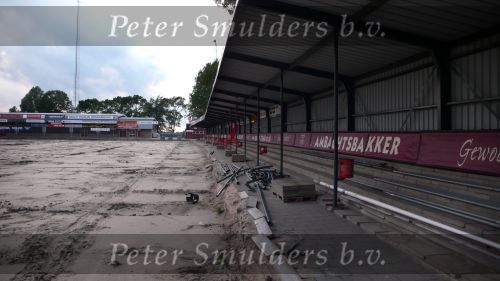 Spakenburg, 3 Juli 2007
Het veld van v.v. Ijsselmeervogels is onder construction omdat ze in het nieuwe seizoen gaan spelen op kunstgras in navolging van hun buren v.v. Spakenburg